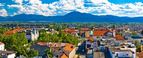 スロベニアの首都リュブリャナ市内パノラマ ビュー - 3502 ストックフォトと画像