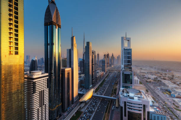 architecture futuriste d’une grande ville la nuit. vue sur la célèbre autoroute à dubaï, émirats arabes unis - night cityscape dubai long exposure photos et images de collection