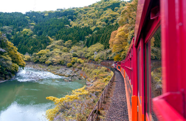 piękny górski krajobraz i rzeka hozu widziana z sagano scenic railway lub romantyczny pociąg w arashiyama, japonia - sagano zdjęcia i obrazy z banku zdjęć