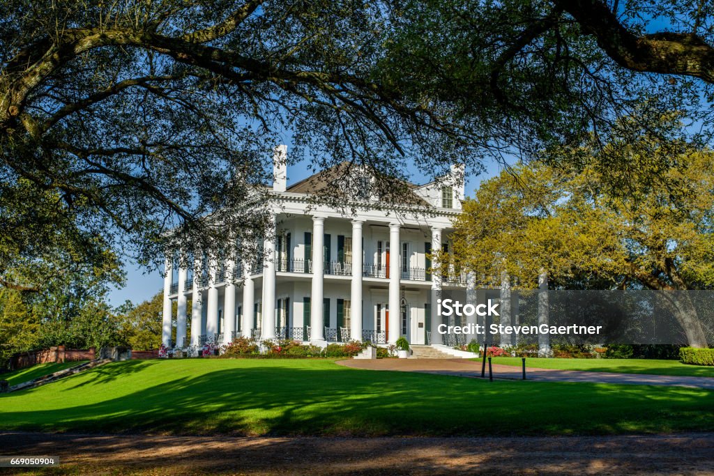 dunleith historic inn, natchez, mississippi sitting on 40 well manicured acres, dunleith is an 1856 historic inn, and is listed as a national hisoric landmark, located in natchez, mississippi. Natchez Stock Photo