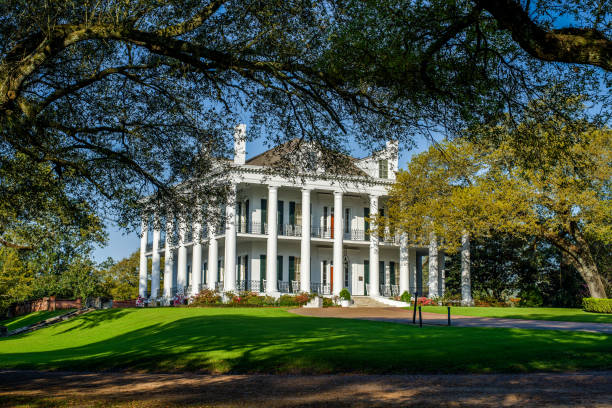dunleith historic inn, natchez, mississippi sitting on 40 well manicured acres, dunleith is an 1856 historic inn, and is listed as a national hisoric landmark, located in natchez, mississippi. southern usa stock pictures, royalty-free photos & images