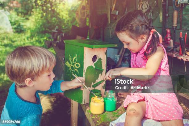Kinderen Maken En Schilderen Birdhouse Stockfoto en meer beelden van Kind - Kind, Vogelhuisje, Bouwen