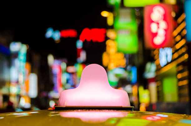 근접 밝은 핑크 빛 상자 지붕에 노란 택시 택시 엔터테인먼트에서 주차 또는 밤 시간에 쇼핑 지역 - motion lightbox city traffic 뉴스 사진 이미지
