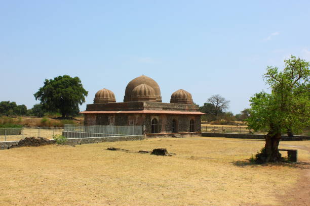 istock Ancient Ruins in Dharya Khan's Tomb complex in Mandu, India 669091830