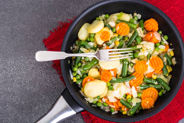 istock Potato with vegetables, fried in frying pan 669105650
