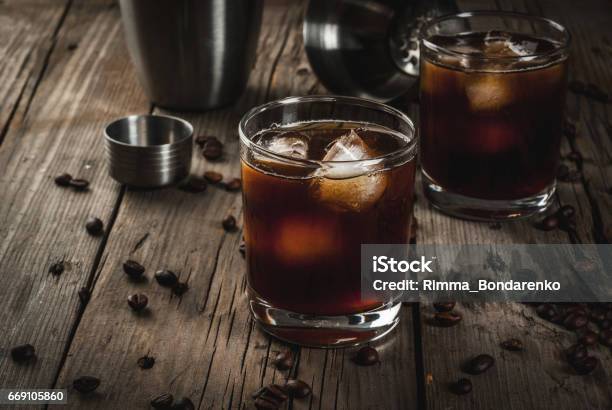 Photo libre de droit de Cocktail Russe Noir Avec La Vodka Et La Liqueur De Café banque d'images et plus d'images libres de droit de Cocktail - Alcool