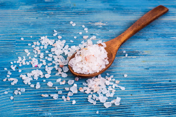istock Large pink sea salt on blue background 669106058