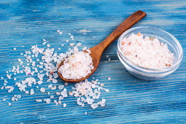 istock Large pink sea salt on blue background 669106070