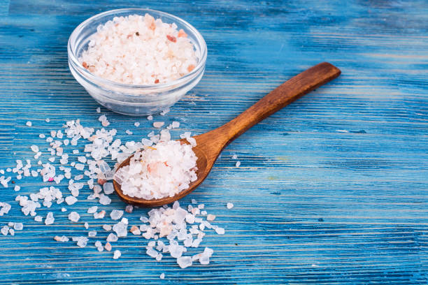 istock Large pink sea salt on blue background 669106102