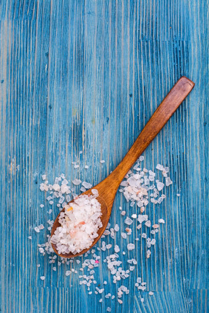 istock Large pink sea salt on blue background 669106144