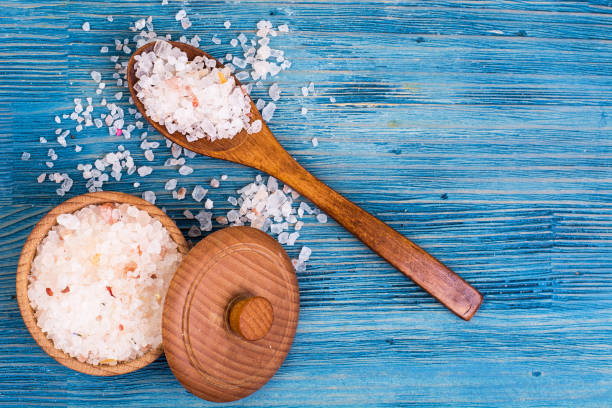istock Large pink sea salt on blue background 669106172