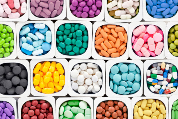 pílulas variados - pill multi colored medicine healthcare and medicine - fotografias e filmes do acervo