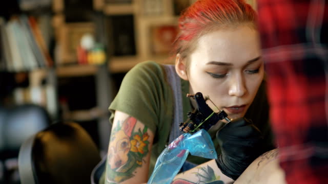 4,858 Female Tattoo Artist Stock Videos and Royalty-Free Footage - iStock | Female  tattoo artist portrait