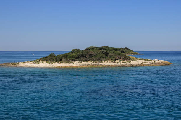 istock Small islands in sea 2 669153546