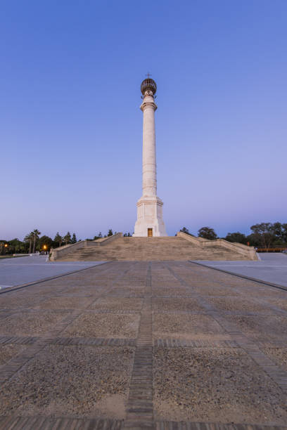 monumento a los descubridores, columna del 400 aniversario, palos frontera, españa - huelva province fotografías e imágenes de stock