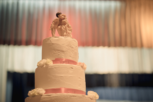 romance vingate cake for wedding celebration