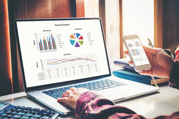 geschäftsdokumente auf büro mit smart handy und laptop-computer und grafik finanzielle mit sozialen netzwerk-diagramm und drei kollegen diskutieren daten im hintergrund - the social network stock-fotos und bilder