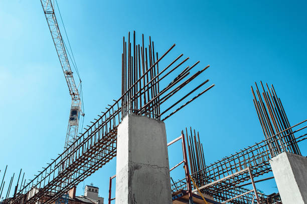 frames de aço de um edifício em construção, com guindaste de torre no topo - construction equipment large construction crane - fotografias e filmes do acervo