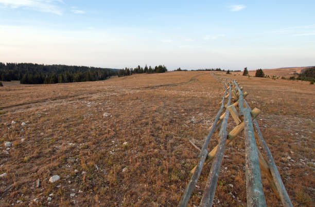 split rail fence o wschodzie słońca nad lost water canyon w gamie pryor mountains wild horse na linii stanowej montana wyoming usa - montana sunrise mountain mountain range zdjęcia i obrazy z banku zdjęć