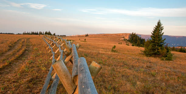 split rail fence o wschodzie słońca nad lost water canyon w gamie pryor mountains wild horse na linii stanowej montana wyoming usa - montana sunrise mountain mountain range zdjęcia i obrazy z banku zdjęć