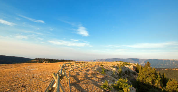 split rail fence o wschodzie słońca nad lost water canyon w gamie pryor mountains wild horse na linii stanowej montana wyoming usa - montana sunrise mountain mountain range zdjęcia i obrazy z banku zdjęć