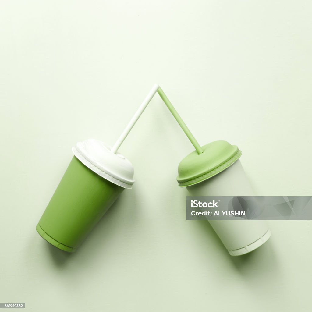 Deux tasses en plastique verts - Photo de Couleur verte libre de droits