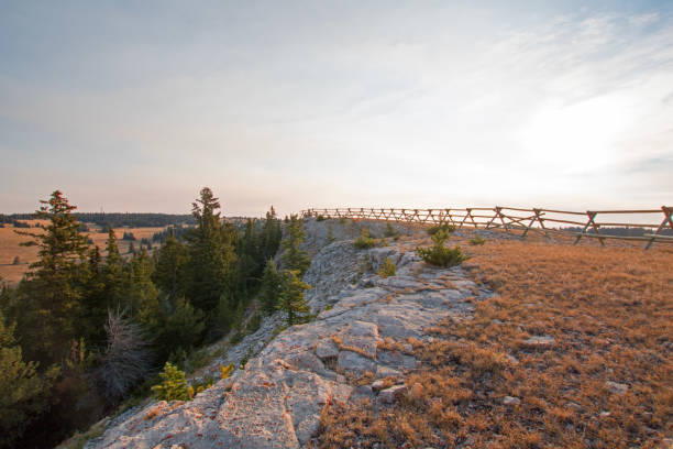 split rail fence o wschodzie słońca nad lost water canyon w gamie pryor mountains wild horse na linii stanowej montana wyoming usa - montana sunrise mountain mountain range zdjęcia i obrazy z banku zdjęć