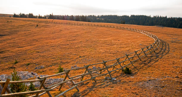 split rail fence o wschodzie słońca nad lost water canyon w gamie pryor mountains wild horse na linii stanowej montana wyoming usa - montana sunrise mountain mountain range zdjęcia i obrazy z banku zdjęć