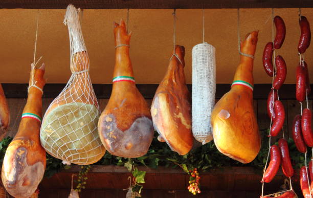 jamón de parma en una tienda de delicatessen en italia - parma italia fotografías e imágenes de stock