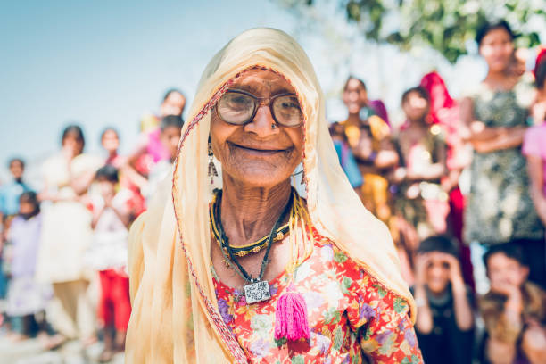 senior indian woman village persone reali ritratto india - senior women grandmother glasses senior adult foto e immagini stock