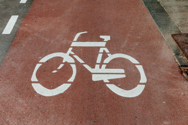 marca de camino de carril bicicleta - changing form road sign sign yellow fotografías e imágenes de stock