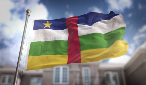 republika środkowoafrykańska flaga 3d rendering na tle budynku błękitnego nieba - bangui zdjęcia i obrazy z banku zdjęć