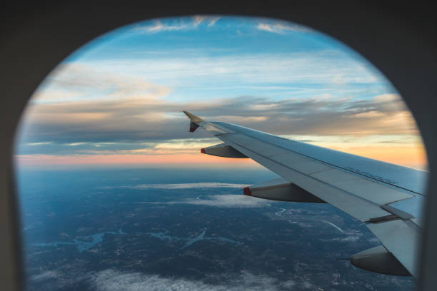 翼の上窓側の席の飛行機から空撮 - 窓側の座席 ストックフォトと画像
