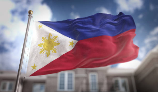 renderização em 3d bandeira filipinas sobre fundo azul céu edifício - philippino flag - fotografias e filmes do acervo