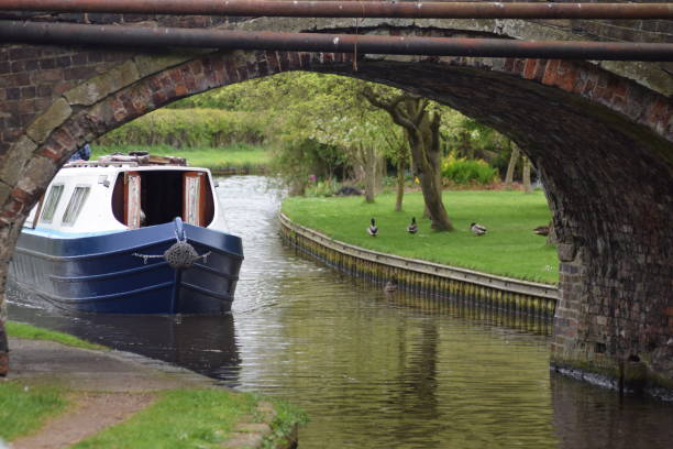 istock English Canal Scene 669269874