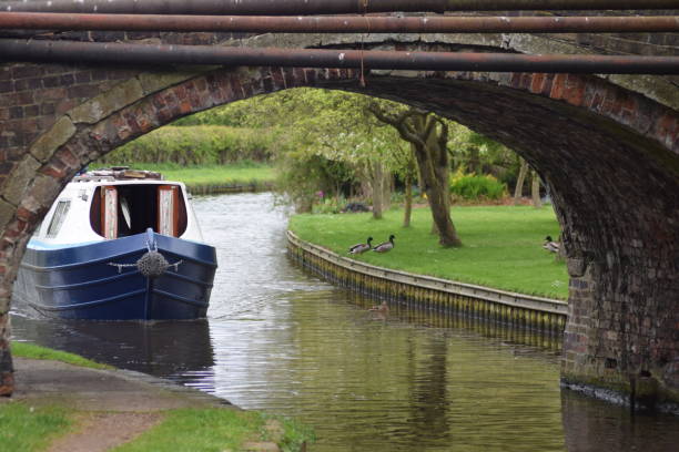 istock English Canal Scene 669273134