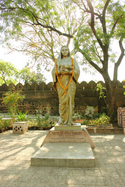 ahilyabai holkar statue in maheshwar fort, maheshwar, india - maratha imagens e fotografias de stock