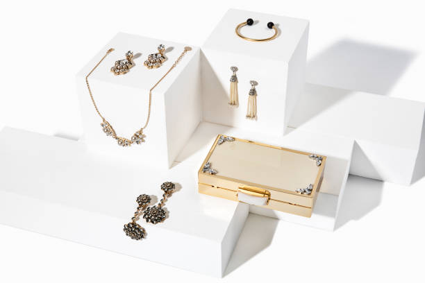 conjunto de joyas aisladas en cajas blancas - costume jewelry fotografías e imágenes de stock