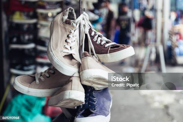 Primitivo Receptor idiota Zapatillas De Deporte Usadas Fueron Colgados En El Mercado De Calle  Peatonal En Tailandia Para La Venta Foto de stock y más banco de imágenes  de Abstracto - iStock