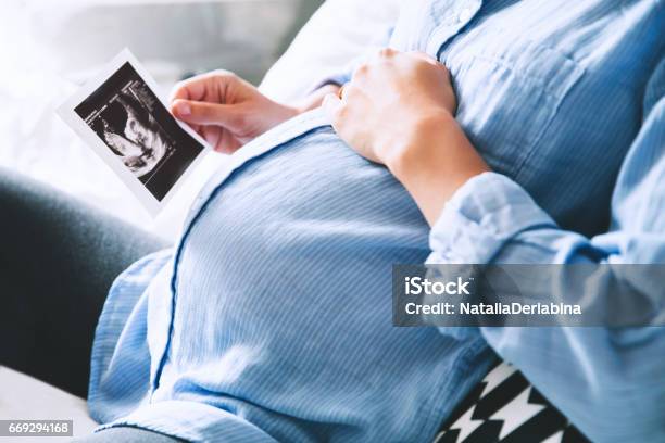 美麗孕婦在家 照片檔及更多 懷孕 照片 - 懷孕, 超聲波, 女人