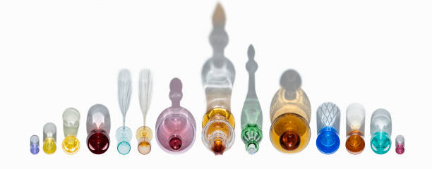 juego de vasos vacíos aislados sobre fondo blanco - coloured bottles fotografías e imágenes de stock