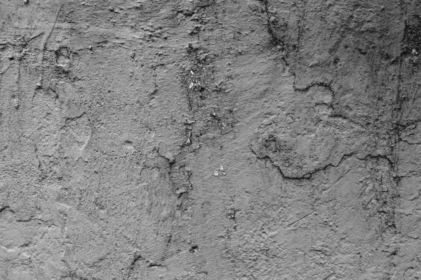 istock Wall fragment with attritions and cracks 669309504