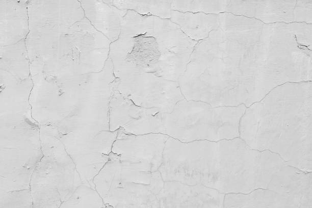 istock Wall fragment with scratches and cracks 669312322