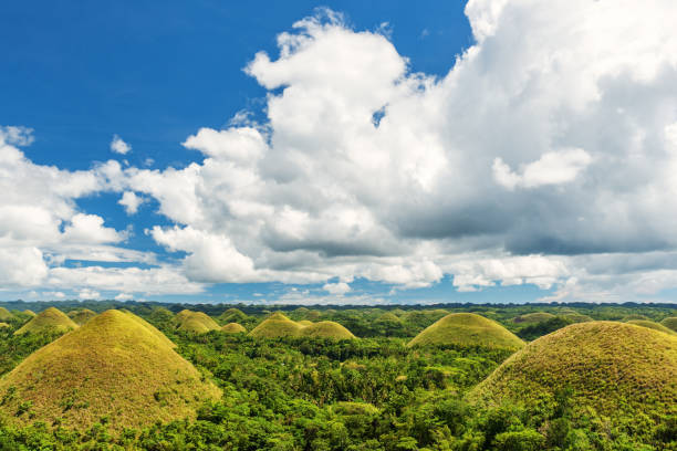 chocolate hills, bohol, filippine. - bohol foto e immagini stock