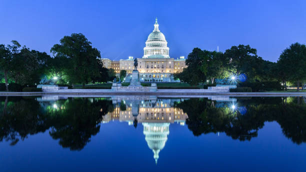 united statues de capitol building. - night cityscape reflection usa photos et images de collection