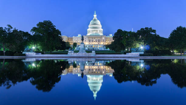 米国会議事堂の彫像がございます。 - night cityscape reflection usa ストックフォトと画像