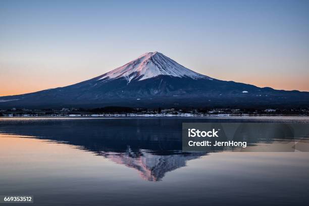 Photo libre de droit de Le Lever Du Soleil Avec Le Mont Fuji Et Le Lac Kawaguchi En Hiver banque d'images et plus d'images libres de droit de Fuji Yama