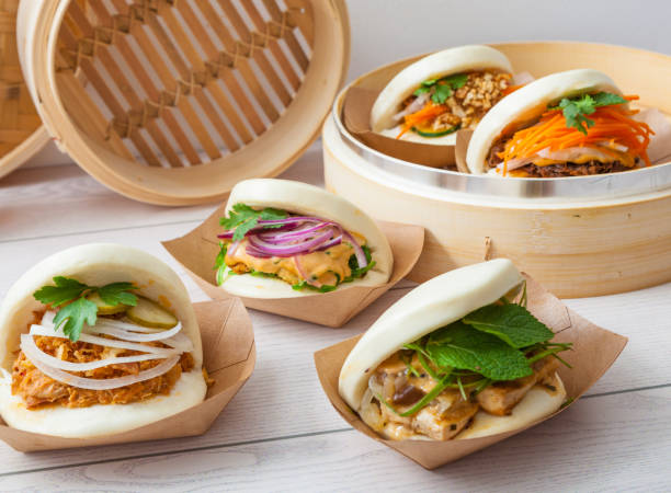 bao-sandwich, asian street food - baozi stock-fotos und bilder