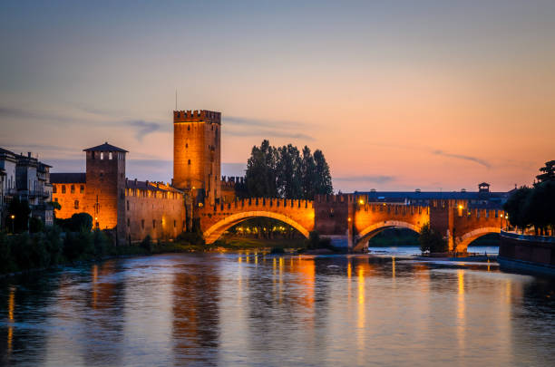 brücke ponte scaligero nachts in verona, venetien, italien. - verona italy bridge ponte pietra italy stock-fotos und bilder