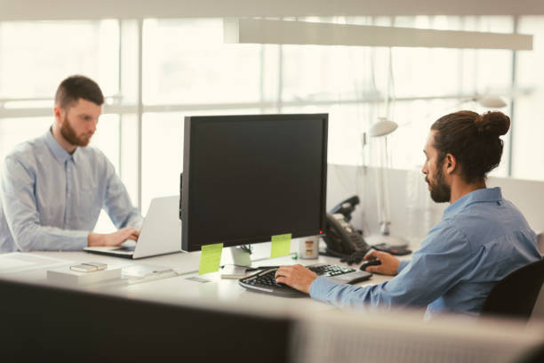 istock Businessmen working in the office 669370664